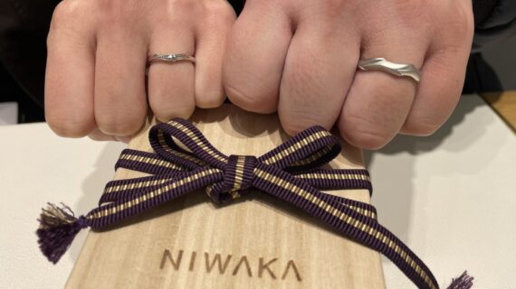 ニワカの結婚指輪を着けているカップルの写真