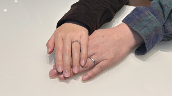 NIWAKAの結婚指輪をつけたカップル