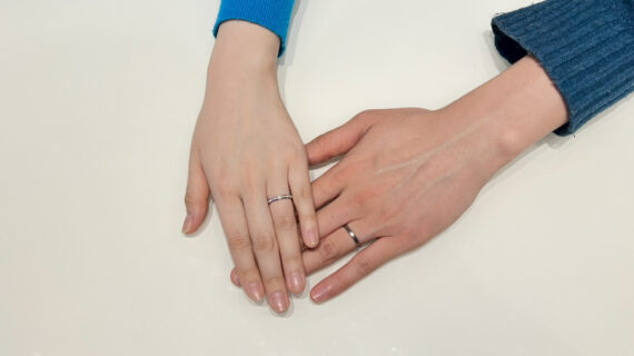 俄の結婚指輪を着けたカップル