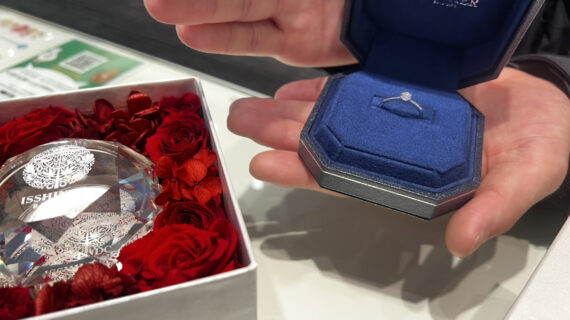 ロイヤル・アッシャーの婚約指輪が入ったケースを持つ男性の手元