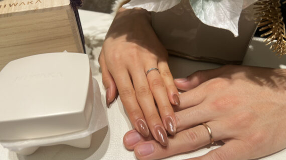 NIWAKA（ニワカ）の結婚指輪を着けたカップルの手元