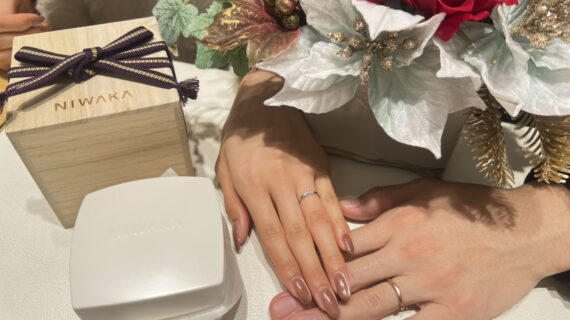 NIWAKA（ニワカ）の結婚指輪を着けたカップルの手元