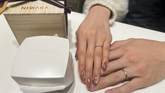 NIWAKA（ニワカ）の結婚指輪を着けたカップルの手元