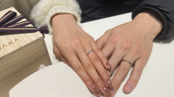 NIWAKA（ニワカ）の結婚指輪を着けたカップルの手元