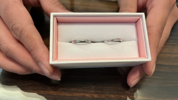 ケースに入っているノクルの結婚指輪をお持ちの男性の手元