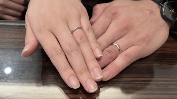 カフェリングのシェリを身に付けるカップルの手元