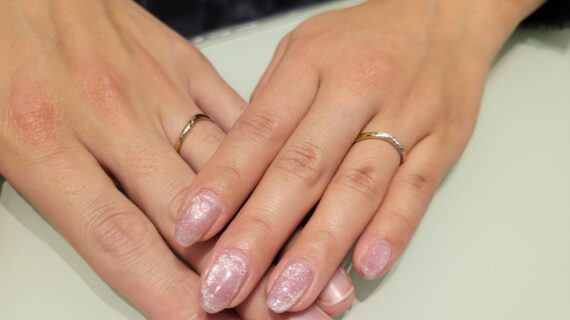 ノクルの結婚指輪を着けたカップルの手元