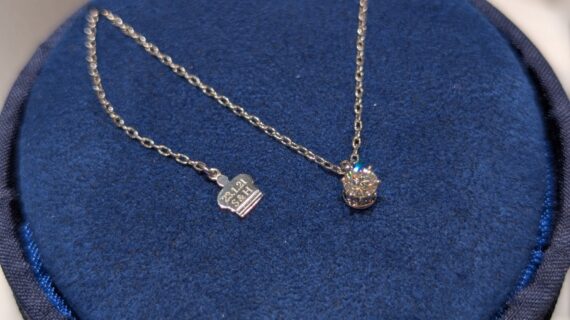 ロイヤル・アッシャーのケースに入って婚約ネックレス