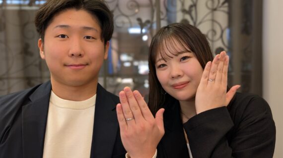 NIWAKAの結婚指輪をつけたカップル