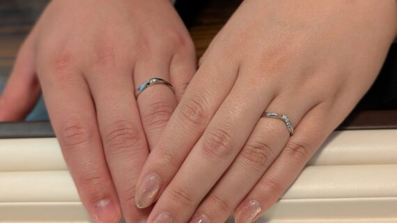 NIWAKAの結婚指輪をつけたカップル