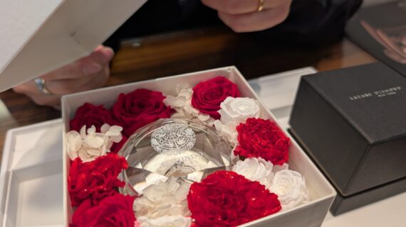 ラザールダイヤモンドの婚約指輪をプロポーズボックスに入れた男性