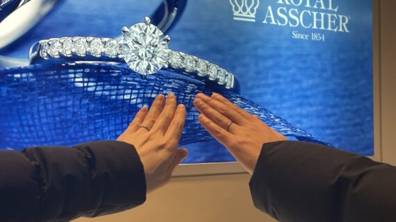 ロイヤル・アッシャーの結婚指輪をつけたカップル