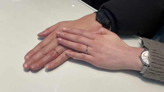 プチマリエの結婚指輪を着けたカップル