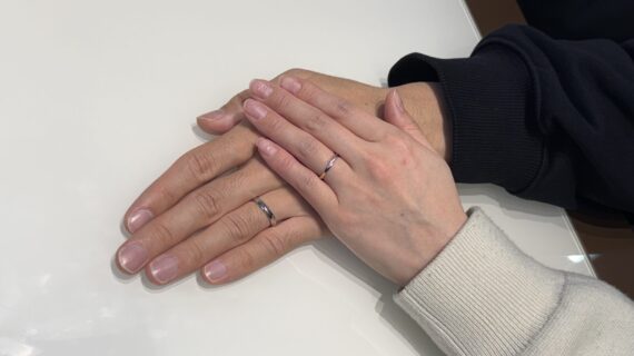 NIWAKAの結婚指輪をつけたカップル