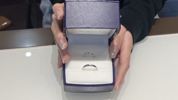 NIWAKAの結婚指輪を持った女性様