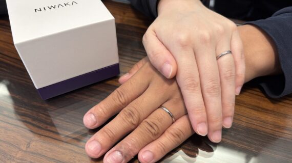NIWAKAの結婚指輪をつけたカップルの手元