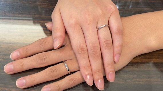 NIWAKAの結婚指輪をつけたカップル