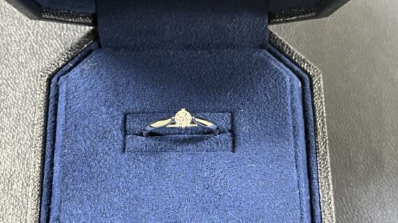 ロイヤル・アッシャーの婚約指輪を選んだ男性