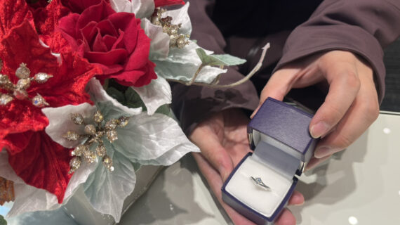 NIWAKAの婚約指輪のケースを持つ男性