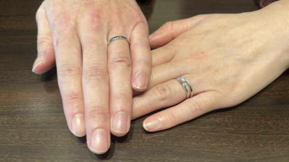 ロイヤルアッシャーmの婚約指輪とルシエの結婚指輪を着けたカップル