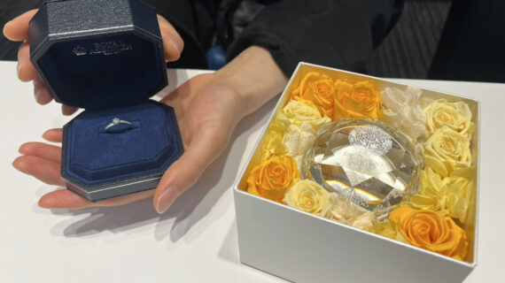 ロイヤル・アッシャーの婚約指輪のケースを持つ男性