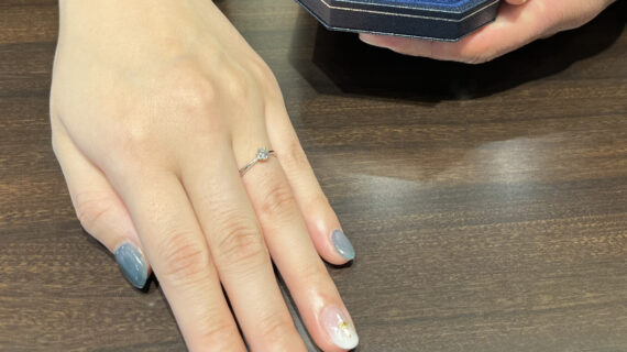 ロイヤル・アッシャーの婚約指輪を着けた女性