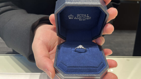 ロイヤル・アッシャーの婚約指輪を持つ男性の手元