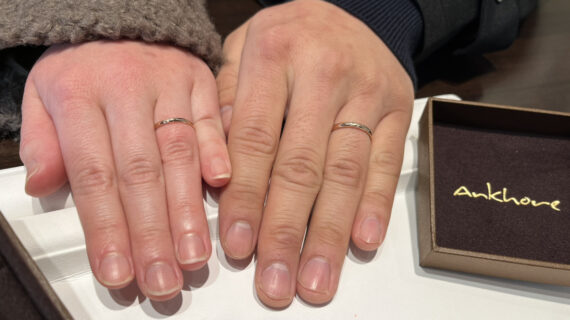 アンクオーレの結婚指輪を着けた男女の手元