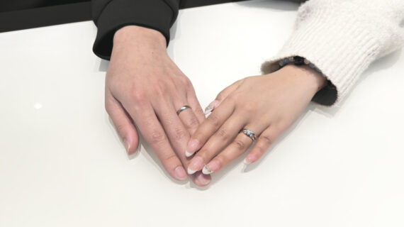 サムシングブルーの結婚指輪をつけたカップル