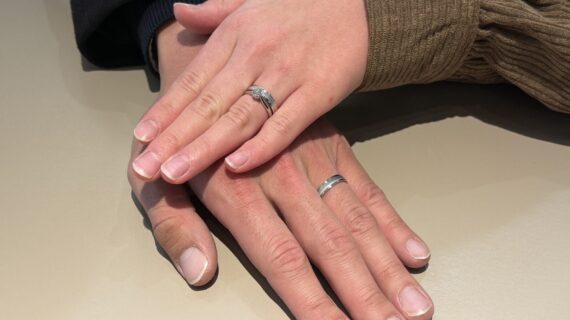 ロイヤル•アッシャーの婚約指輪とEGFの結婚指輪をつけているカップル