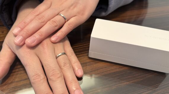 N.Y.NIWAKAの結婚指輪をつけているカップル
