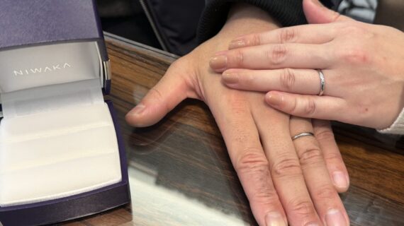 ニワカの結婚指輪をつけているカップル