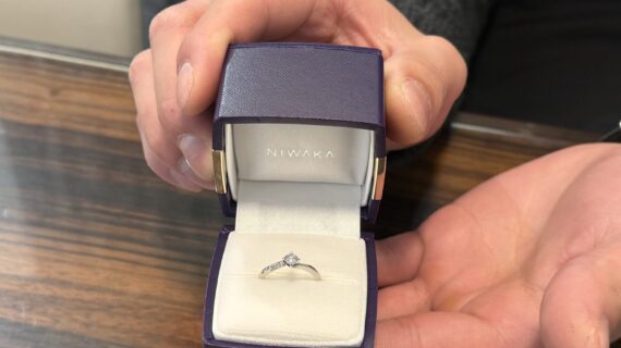 ニワカの婚約指輪を持っているお手元