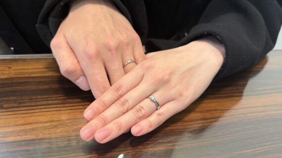 ニワカの婚約指輪と結婚指輪をつけているカップル