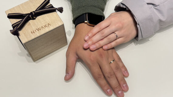 俄の結婚指輪を着けたカップル