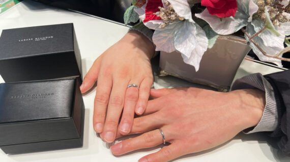 ラザールダイヤモンドの結婚指輪を着けたカップルの手元