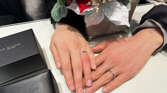 ラザールダイヤモンドの結婚指輪を着けたカップルの手元