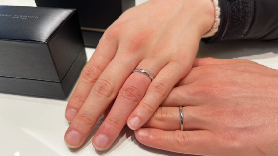 ラザールダイヤモンドの結婚指輪を着けたカップルの手元