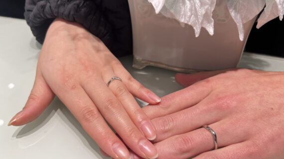 NIWAKA（ニワカ）の結婚指輪を着けたカップルの手元