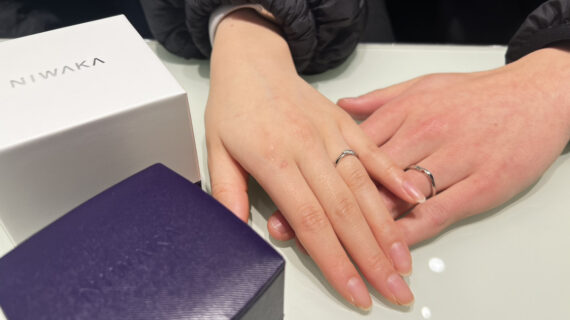 NIWAKA（ニワカ）の結婚指輪を着けたカップルの手元