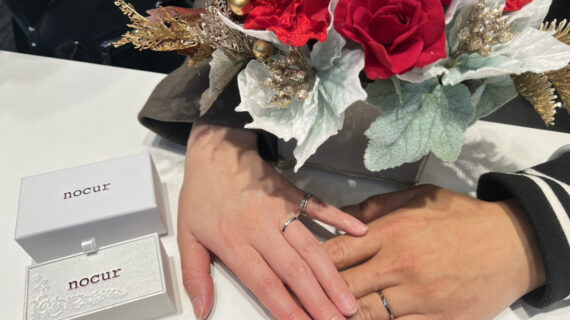 ノクルの結婚指輪を着けたカップルの手元