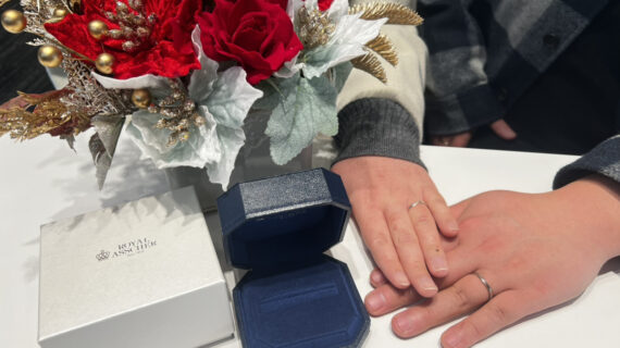 ロイヤル・アッシャーの結婚指輪を着けたカップルの手元