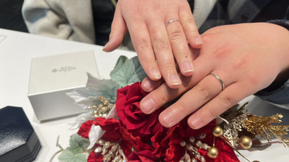 ロイヤル・アッシャーの結婚指輪を着けたカップルの手元