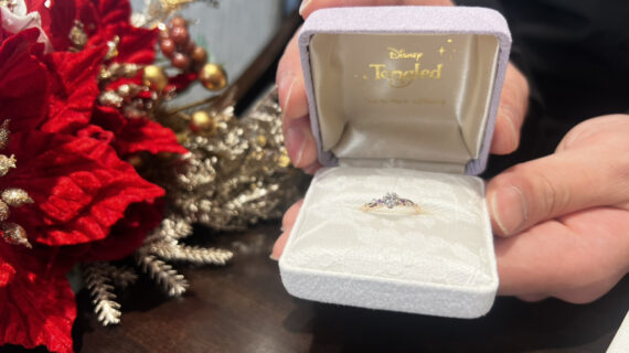 ラプンツェルの婚約指輪が入ったケースを持つ男性の手元