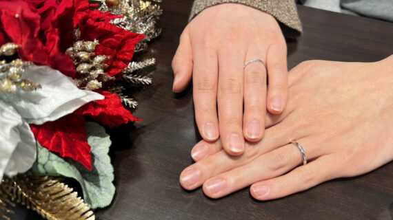 NIWAKA（ニワカ）の結婚指輪を着けたカップルの手元