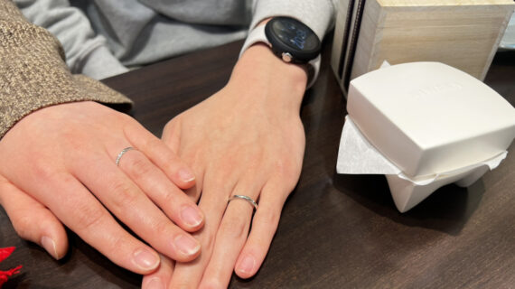 NIWAKA（ニワカ）の結婚指輪を着けたカップルの手元