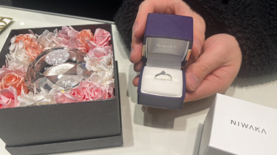 NIWAKA（ニワカ）の婚約指輪が入ったケースを持つ男性の手元