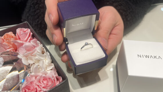NIWAKA（ニワカ）の婚約指輪が入ったケースを持つ男性の手元