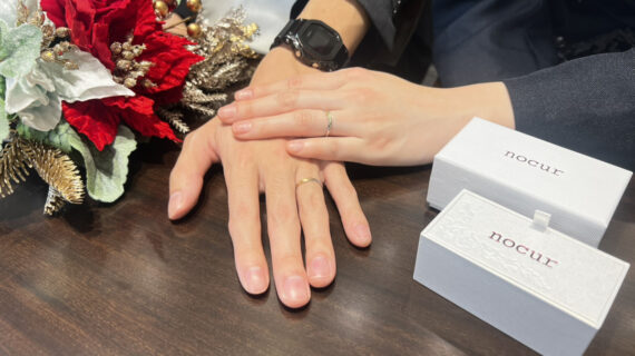 ノクルの結婚指輪を着けたカップルの手元