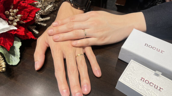 ノクルの結婚指輪を着けたカップルの手元